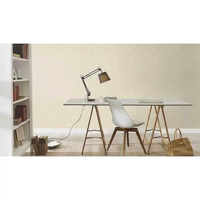 Rasch LOFT Vliestapete Uni - Beige, Betonoptik, 10,05 x 0,53 m - Helle, strukturierte beigefarbene Tapete an einer Wand im Home-Office mit Schreibtisch und Bücherregal.