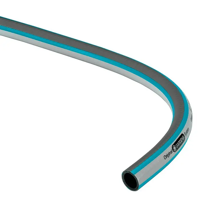 Gardena Classic Schlauch - Länge: 18 m, Schlauchdurchmesser: 13 mm - Nahaufnahme eines grauen Gartenschlauchs mit blauen Streifen und "Original GARDENA System"-Schriftzug.
