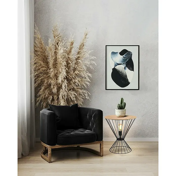 Eglo Lámpara decorativa redonda Desierto - Diámetro: 45 cm - Interior elegante con sillón de terciopelo negro, obra de arte abstracta y mesa auxiliar decorativa con cactus.