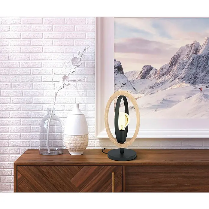 Eglo Basildon Lámpara de sobremesa - 40 W, L x An x Al: 19 x 16 x 34,5 cm, Negro, E27 - Una lámpara de mesa moderna con un anillo de madera y una pieza central negra expuesta en una cómoda con jarrones decorativos.