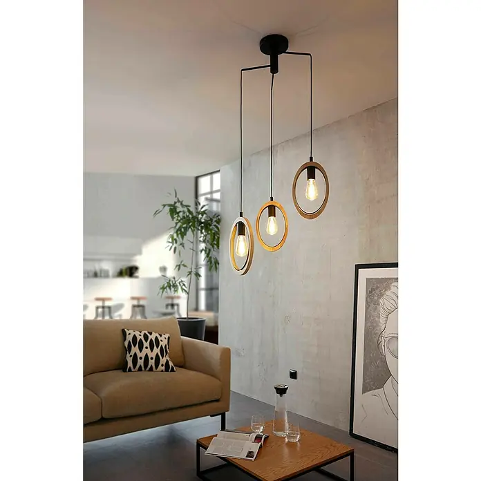Eglo Basildon Lámpara colgante - 120 W, Ø x Al: 61,5 x 130 cm, Negro, E27 - Una lámpara colgante moderna con tres anillos de madera colgando de un soporte de techo negro, iluminando la habitación con estilo.