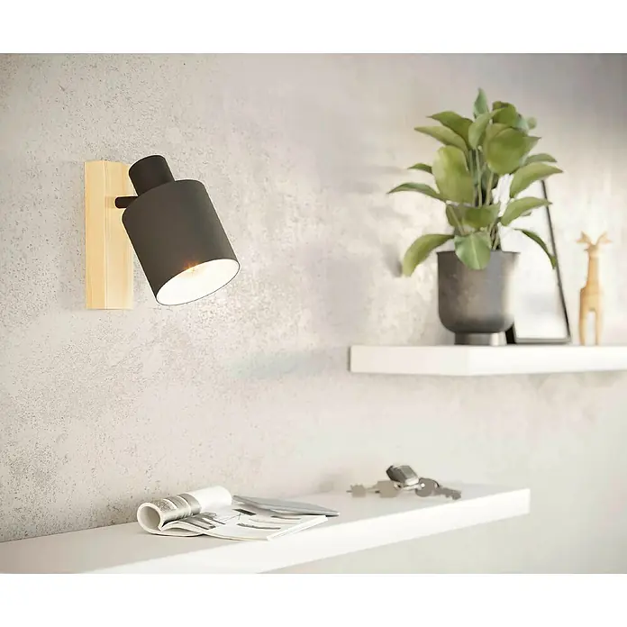 Eglo Batallas Aplique de pared - 40 W, Negro, Negro/Blanco, E27 - Primer plano de una elegante lámpara de pared con base de madera, que proporciona luz cálida en una habitación decorada modernamente.