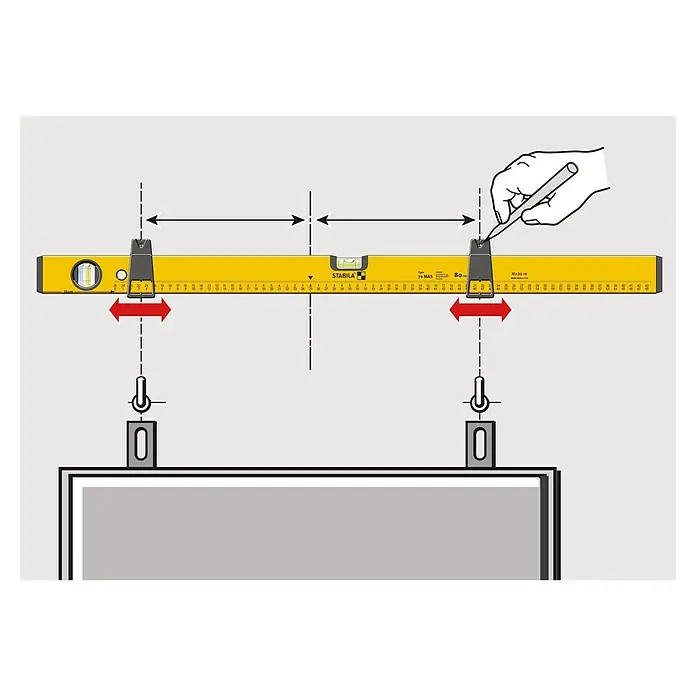 Stabila Markier-Wasserwaage Typ 70 MAS - Länge: 80 cm, Anzahl Libellen: 2 Stk. - Illustration einer Wasserwaage der Marke Stabila, die zum Ausrichten von Bildern verwendet wird, wobei die verschiebbaren Aufhängungen im Fokus stehen.