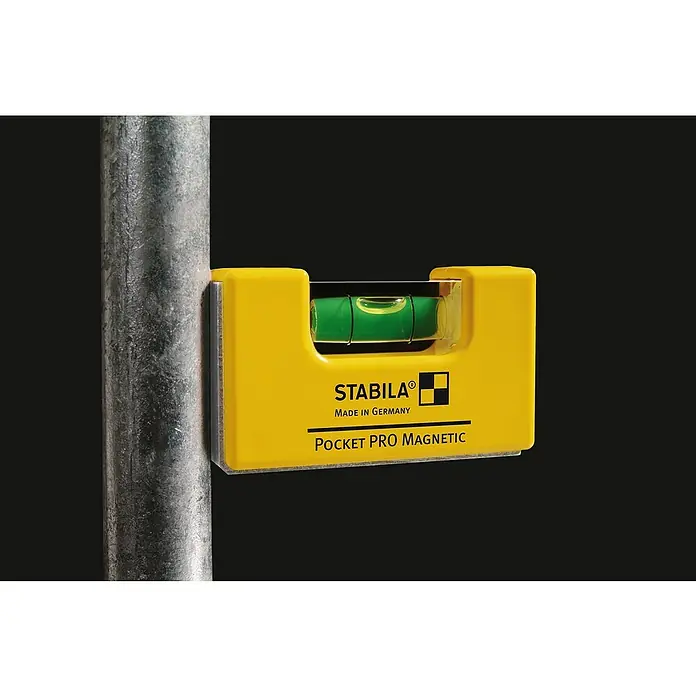 Stabila Wasserwaage Pocket Pro Magnetic - Magnet, Anzahl Libellen: 1 Stk. - Stabila Pocket PRO Magnetic Wasserwaage an einem Metallpfosten befestigt. Sie ist gelb und zeigt eine grüne Libelle.