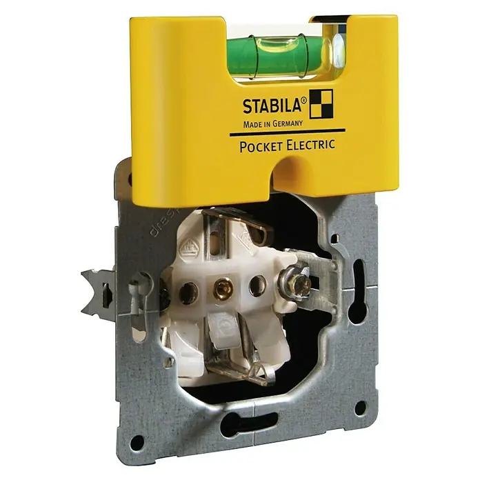 Stabila Wasserwaage Pocket Electric - Horizontal-Libelle - Das Bild zeigt eine Stabila Pocket Electric Wasserwaage, die auf einer Schalterdose montiert ist, ideal für Elektroinstallationsarbeiten.