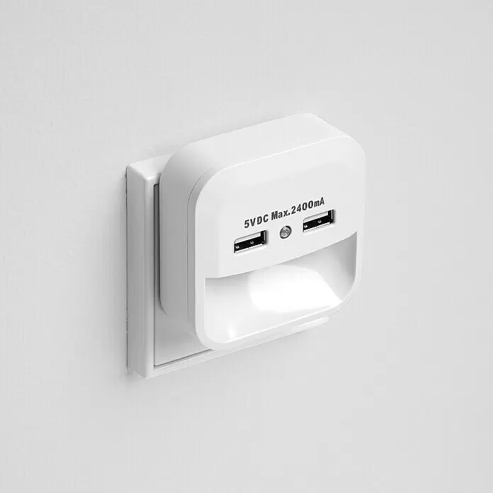 REV LED-Nachtlicht mit USB-LADEGERÄT - L x B x H: 45 x 70 x 70 mm, Kaltweiß - Weißes USB-Wandladegerät mit zwei Anschlüssen und einer Kontrollleuchte, in eine Steckdose gesteckt.