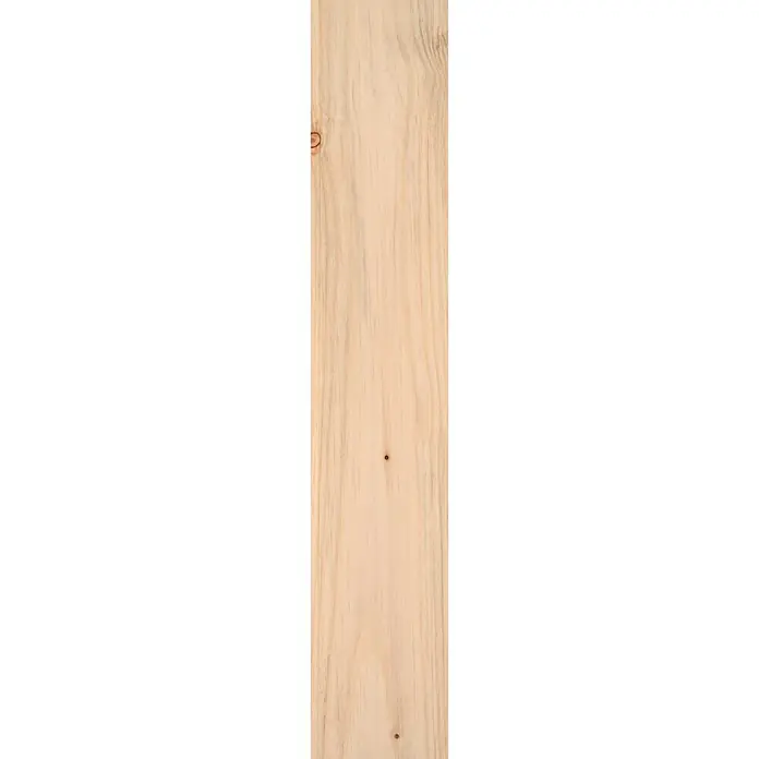 Rauhspund - Fichte, 3.000 x 96 x 19 mm - Nahaufnahme eines einzelnen, vertikalen Holzstücks mit sichtbarer Maserung und Astlöchern vor einem schwarzen Hintergrund.