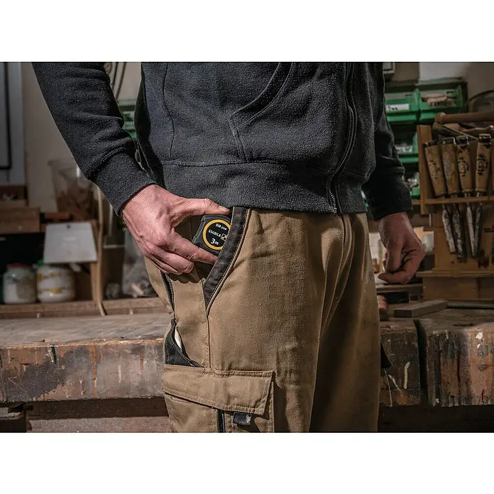 Stabila Taschenbandmaß BM 1003 m - Nahaufnahme eines Mannes mit einer STABILA BM 100 3m Taschenbandmaß in seiner Hosentasche, ideal für präzise Messungen.