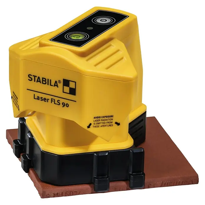 Stabila Bodenlinien-Laser FLS 90 - Ca. 15 m, 90 ° - Das Bild zeigt eine gelbe Stabila Laser FLS 90 Nivelliermaschine auf einer roten Fliese. Das Gerät ist kompakt und für präzise Nivellierarbeiten konzipiert.