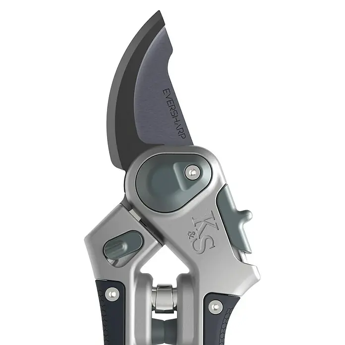 Kent & Stowe Gartenschere Eversharp Lite - Bypass - Nahaufnahme einer silbernen Gartenschere der Marke KS mit schwarzem Griff und scharfer Klinge auf schwarzem Hintergrund.