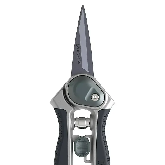 Kent & Stowe Gartenschere Eversharp Blumen - Ausführung: Spitze Klingen - Detailaufnahme einer "Eversharp"-Gartenschere mit scharfer Klinge und ergonomischem Griff, ideal für präzise Gartenarbeiten.