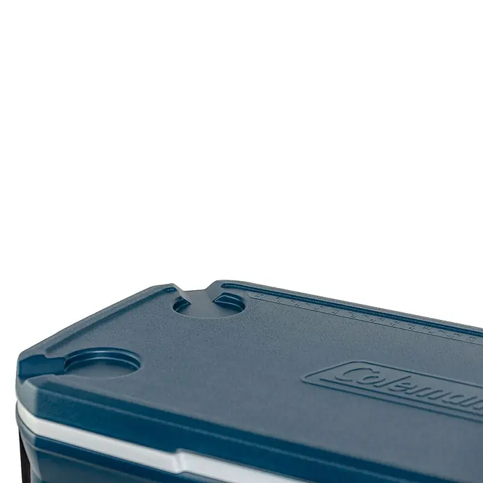 Coleman Nevera de camping 28QT Xtreme™ - 31 x 43 x 47 cm, Azul, 26,5 l - Primer plano de una nevera Coleman con portavasos y cinta métrica integrada en la tapa.
