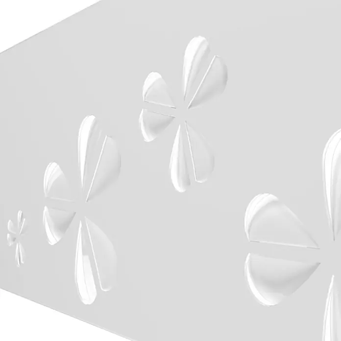 Gabio Zaunelement Glücksklee - 197,5 x 45 cm, Stahl, Weiß - Nahaufnahme einer weißen Wand mit vierblättrigen Kleeblattmustern, die ein elegantes Designelement darstellen.