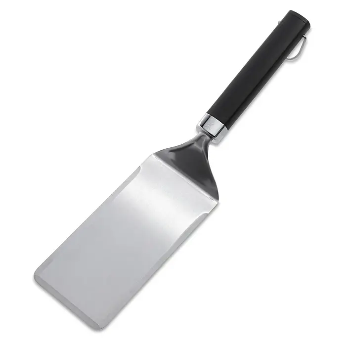 Weber Grillgutwender für Grillplatten - Länge: 41,5 cm - Ein Küchenspatel mit einem schwarzen Griff und einem silbernen Blatt. Ideal zum Wenden und Servieren von Speisen.
