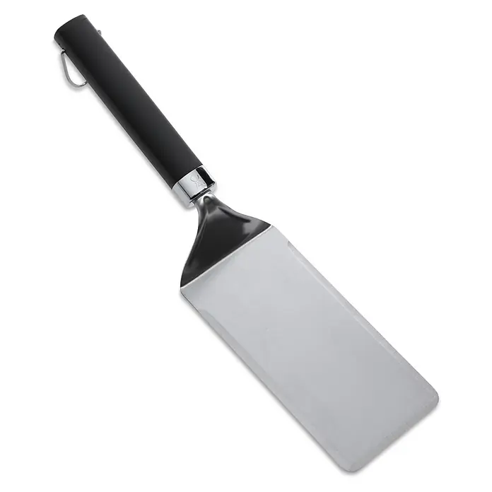 Weber Grillgutwender für Grillplatten - Länge: 41,5 cm - Ein Küchenspatel mit einem schwarzen Griff und einem silbernen Blatt zum Wenden von Speisen beim Kochen.