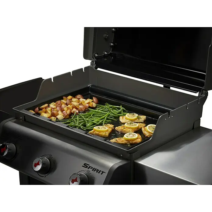 Weber Grillplatte Spirit - Metall, Passend für: Weber Serien Spirit 300 und Spirit II 300 ab dem Baujahr 2016 - Grillplatte mit Kartoffeln, grünen Bohnen und Fisch mit Zitronenscheiben. Ideal für vielfältige Gerichte im Freien mit Ihrem Weber Grill.
