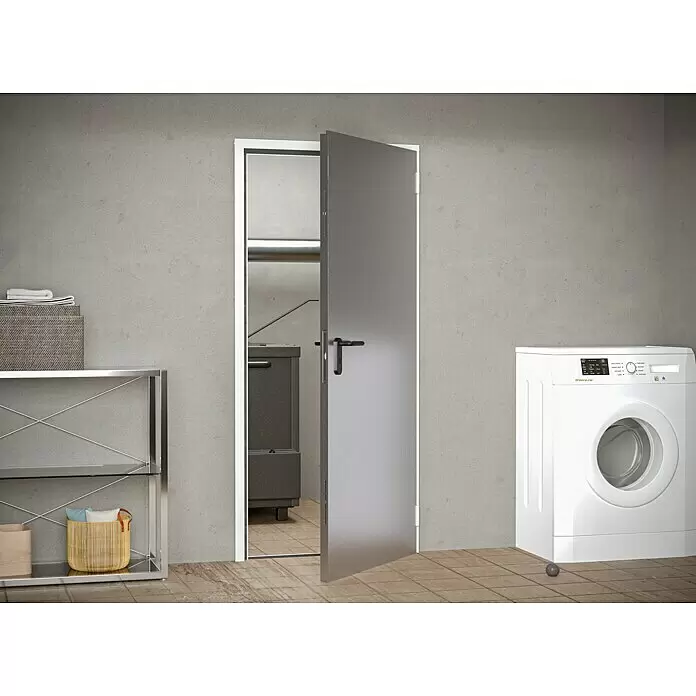 Padilla ZK-Element Classic Plus - 100 x 200 cm, DIN Anschlag: Rechts, Verzinkt - Eine offene graue Metalltür in einem Waschraum, die einen Blick in einen angrenzenden Abstellraum gewährt.