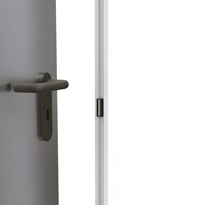 Padilla ZK-Element Classic Plus - 100 x 200 cm, DIN Anschlag: Rechts, Verzinkt - Nahaufnahme einer geöffneten Tür mit schwarzem Griff und einem schmalen Spalt, der Einblick in einen dunklen Raum gewährt.