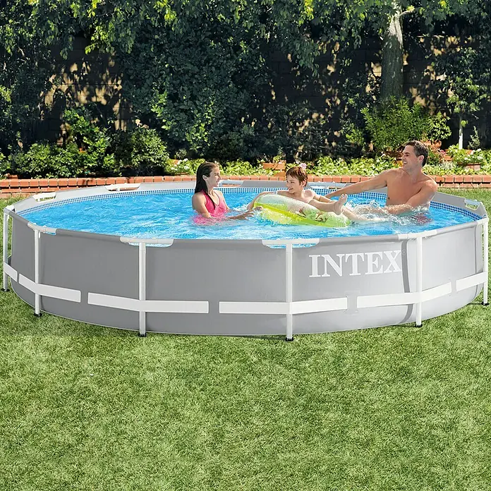 Intex Piscina Frame Prisma Rondo - Ø x Al: 366 x 76 cm, Gris, 6.503 l - Una familia disfruta de un día soleado en la piscina Intex Frame en el jardín. La piscina ofrece una forma estupenda de refrescarse y relajarse.
