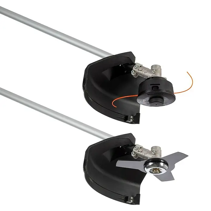 PowerPlus Desbrozadora de gasolina POWXG30412 - 1,4 kW, 52 cm³, Ancho de corte hilo: 42 cm, Ancho de corte cuchilla: 25,5 cm - Imagen de un cortabordes con cabezal de hilo y accesorios de cuchilla para el cuidado del césped.