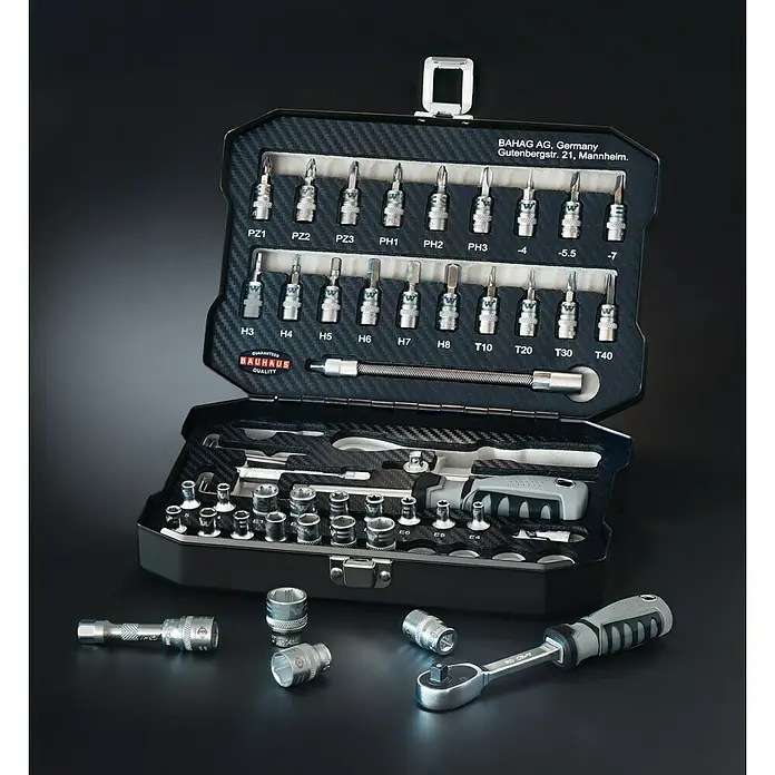Wisent Set de llaves de vaso WIL 53 - 53 pzs., Tamaño de accionamiento: ¼″ - La imagen muestra un juego de herramientas Bahag AG, incluyendo puntas de destornillador, vasos y una carraca, ideal para reparaciones versátiles.