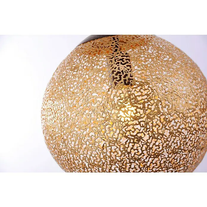 Paul Neuhaus Greta Lámpara colgante redonda - Altura: 140 cm - Primer plano de la lámpara colgante de metal dorado con intrincados recortes que emiten un cálido resplandor.