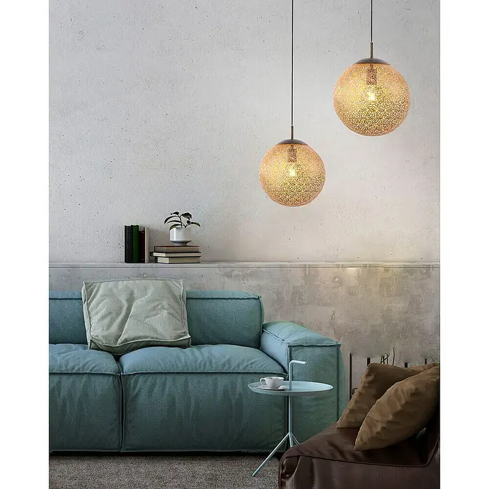 Paul Neuhaus Greta Lámpara colgante redonda - Altura: 140 cm - Dos lámparas colgantes doradas iluminan una sala de estar elegante con sofá turquesa y mesa auxiliar.