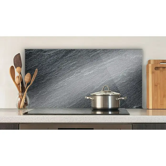CUCINE Küchenrückwand - Schiefer, 80 x 40 cm, Stärke: 6 mm, Einscheibensicherheitsglas (ESG) - Küchenrückwand aus Glas mit einem schwarzen Steindekor, neben einem Herd und einem Topf.