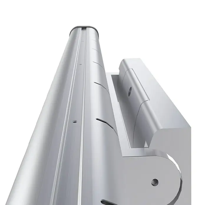 Voltomat HEATING Quarzheizstrahler - 14 x 60 x 13 cm, 1.200 W, Chrom - Nahaufnahme eines glänzenden Metallprodukts mit präzisen Details und modernen Designelementen. Ideal für industrielle Anwendungen.