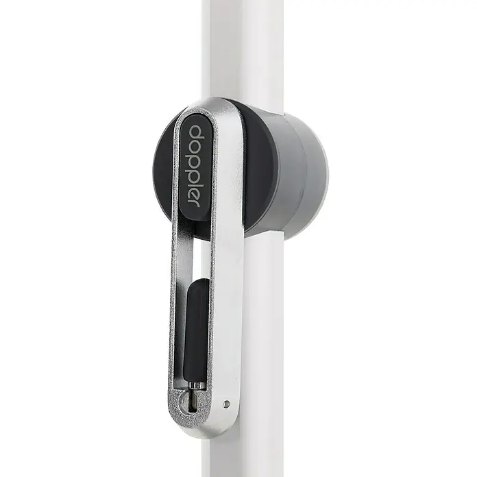 Doppler Expert Marktschirm Auto Tilt - Anthrazit, Bespannungsmaß (L x B): 140 x 220 cm - Nahaufnahme des Doppler-Marken-Kurbelmechanismus an einem weißen Sonnenschirmmast, der ein elegantes Design und Funktionalität zeigt.