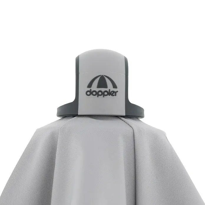 Doppler Expert Marktschirm Auto Tilt - Hellgrau, Bespannungsmaß (L x B): 140 x 220 cm - Nahaufnahme eines Doppler-Sonnenschirms, der das Logo auf der Oberseite zeigt, ideal für sonnige Tage im Freien.