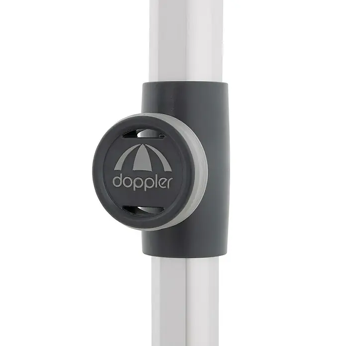 Doppler Expert Marktschirm Auto Tilt - Anthrazit, Bespannungsmaß (L x B): 140 x 220 cm - Nahaufnahme der grauen "Doppler"-Markenmechanik an einem weißen Sonnenschirmmast, die Qualität und Funktionalität des Produkts hervorhebt.