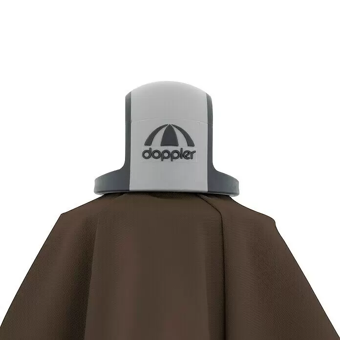 Doppler Expert Marktschirm Auto Tilt - Greige, Bespannungsmaß (L x B): 140 x 220 cm - Graue Doppler-Schirmkappe mit Logo über braunem Stoffdach.