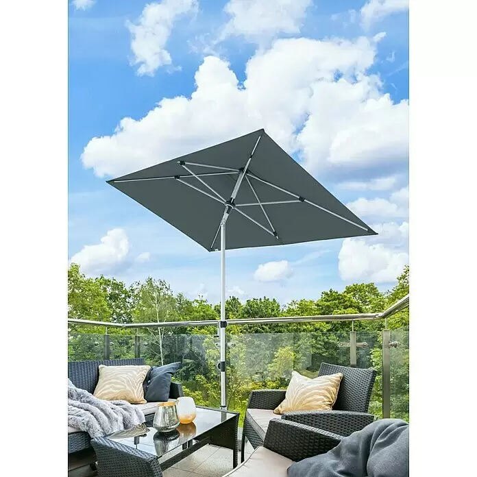 Doppler Expert Marktschirm Auto Tilt - Anthrazit, Bespannungsmaß (L x B): 140 x 220 cm - Quadratischer dunkelgrauer Sonnenschirm spendet Schatten über Outdoor-Sitzgelegenheiten auf einem Balkon.