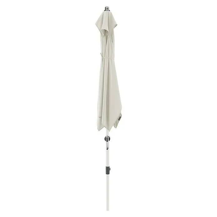 Doppler Expert Marktschirm Auto Tilt - Natur, Bespannungsmaß (L x B): 140 x 220 cm - Ein cremefarbener, zusammengebundener Sonnenschirm mit weißem Mast und grauen Details ist vor einem dunklen Hintergrund abgebildet.