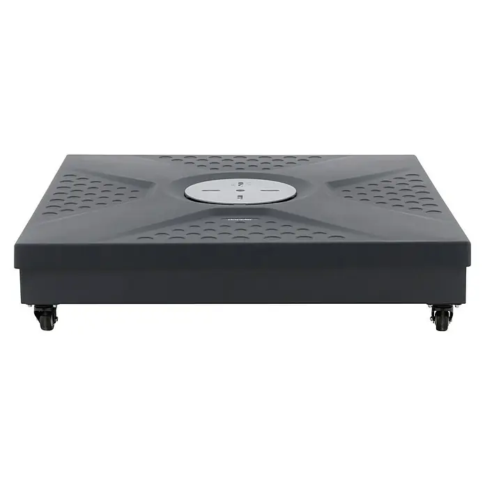 Doppler Active Schirmständer Easy Push Rollsockel - 26 kg, 88 x 88 cm, Passend für: Pendelschirme - Eine schwarze, quadratische Doppler-Basis mit einem runden, silbernen Knopf in der Mitte und Rädern an der Unterseite.