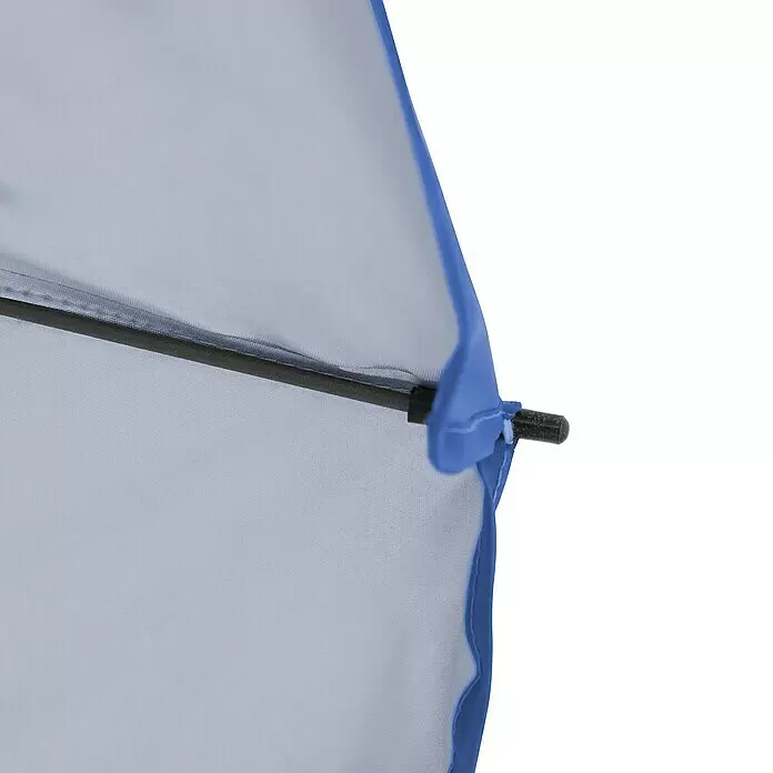 Derby Strandschirm Como - Blau gestreift, Durchmesser Bespannung: 165 cm - Nahaufnahme eines blauen Netzgewebes, das von einer schwarzen Stange gehalten und mit einer blauer Klammer befestigt wird.