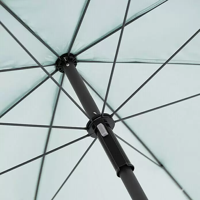 Derby Strandschirm Como - Hellblau, Durchmesser Bespannung: 165 cm - Unterseite eines geöffneten hellblauen Regenschirms mit schwarzem Metallgestell und zentralem Mechanismus mit grauem Knopf.