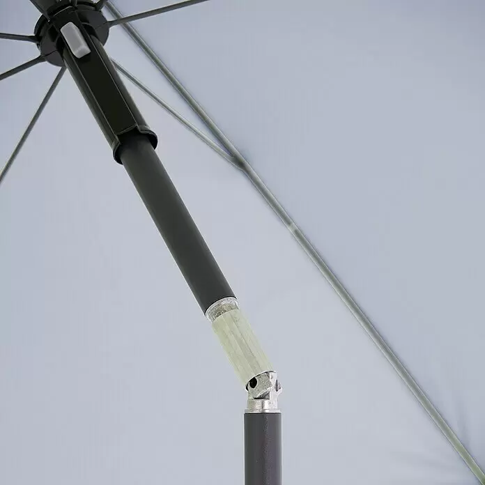Derby Strandschirm Como - Blau gestreift, Durchmesser Bespannung: 165 cm - Nahaufnahme der Unterseite eines geöffneten Sonnenschirms mit dunklem Mittelstab, hellgrauen Speichen und silbernem Knickgelenk.
