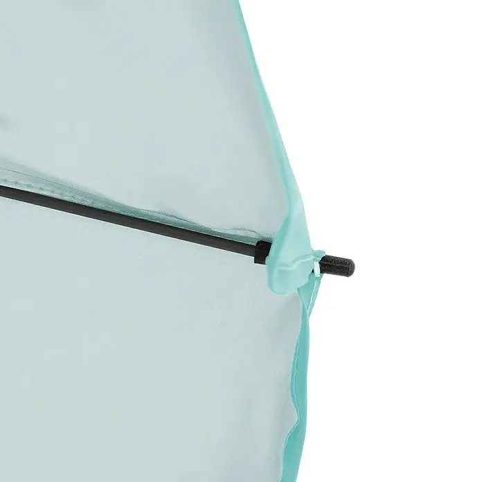 Derby Strandschirm Como - Hellblau, Durchmesser Bespannung: 165 cm - Nahaufnahme eines hellblauen Sonnenschirms mit schwarzem Stab und Kunststoffhalterung, ideal für den Strand oder den Garten.