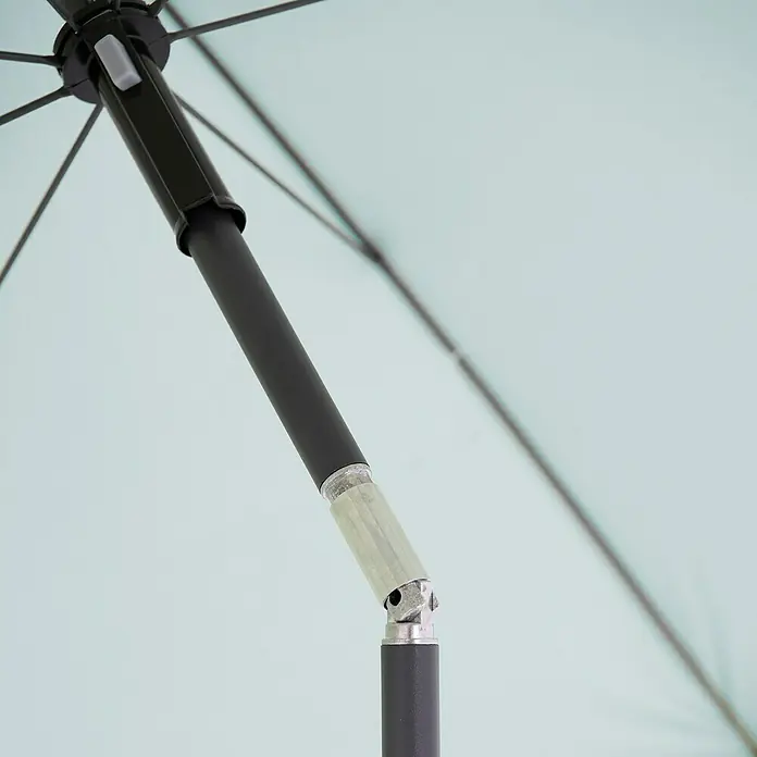 Derby Strandschirm Como - Hellblau, Durchmesser Bespannung: 165 cm - Detailaufnahme eines Sonnenschirms mit Fokus auf Mast, Gelenk und Speichen vor blassblauem Hintergrund.