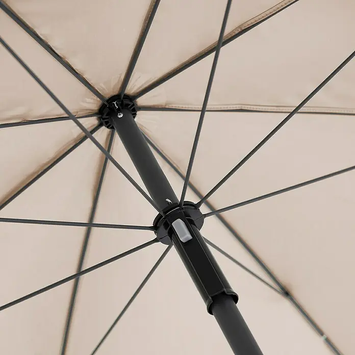 Derby Strandschirm Como - Bunt gestreift, Durchmesser Bespannung: 165 cm - Nahaufnahme von einem beigefarbenen Sonnenschirm, der von unten die Mechanik und das Gestänge zeigt.