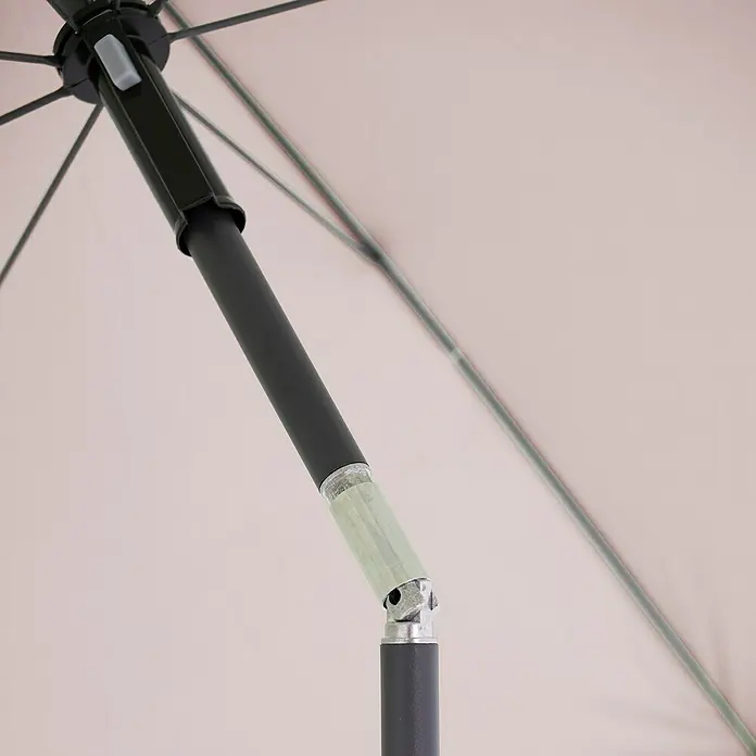 Derby Strandschirm Como - Bunt gestreift, Durchmesser Bespannung: 165 cm - Nahaufnahme eines Sonnenschirms mit Fokus auf den Knickmechanismus und die Streben.