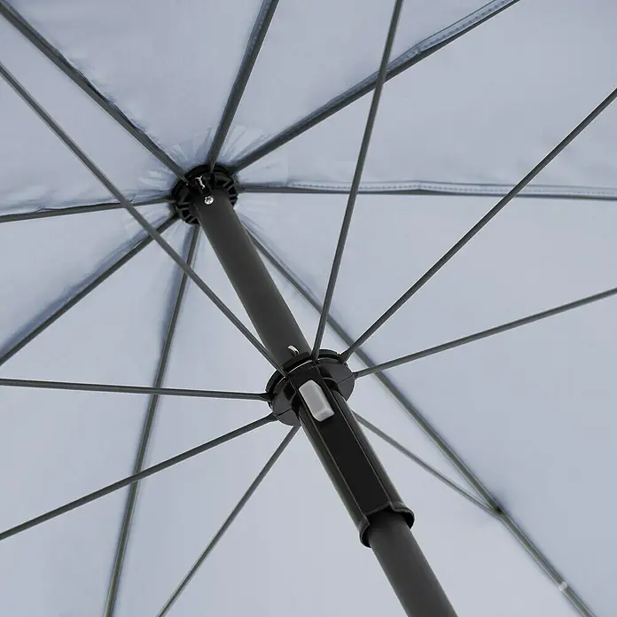 Derby Strandschirm Como - Blau gestreift, Durchmesser Bespannung: 165 cm - Detailaufnahme eines geöffneten, hellblauen Sonnenschirms, der einen Blick auf das Gestänge und den Mechanismus zur Arretierung des Schirms freigibt.