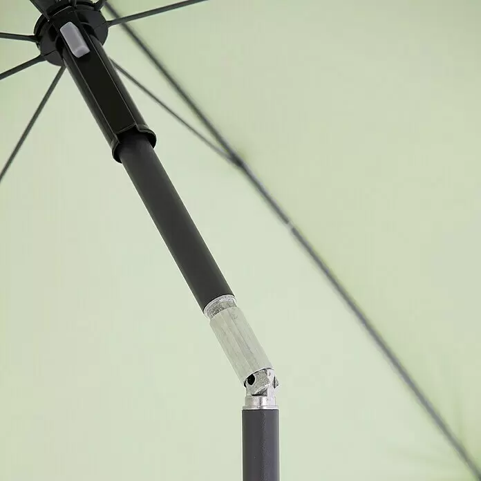 Derby Strandschirm Como - Apfelgrün, Durchmesser Bespannung: 165 cm - Nahaufnahme des schwarzen Mittelschafts, der Speichen, des hellgrauen Knopfes und des silbernen Kippmechanismus eines hellgrünen Schirms.