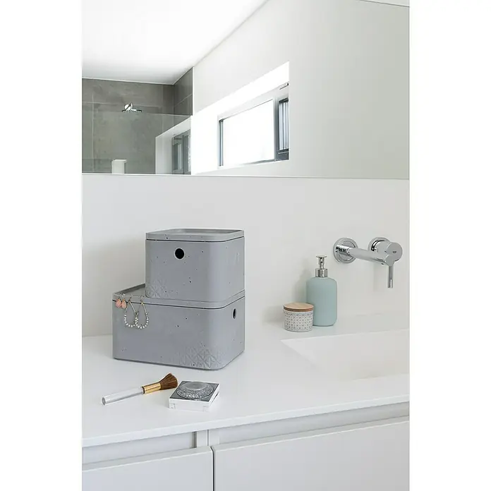Curver Aufbewahrungsbox Beton S - L x B x H: 24 x 17 x 12 cm, Material: Kunststoff, Beton - Graue, stapelbare Aufbewahrungsboxen aus Beton für Badezimmerutensilien, mit Ohrringen und Make-up, auf einem weißen Waschtisch.