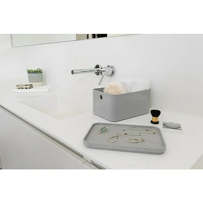 Curver Aufbewahrungsbox Beton S - L x B x H: 24 x 17 x 12 cm, Material: Kunststoff, Beton - Stilvolles Badezimmer-Arrangement mit grauem Beton-Aufbewahrungskorb und Schmuckablage, die elegante Akzente setzen.
