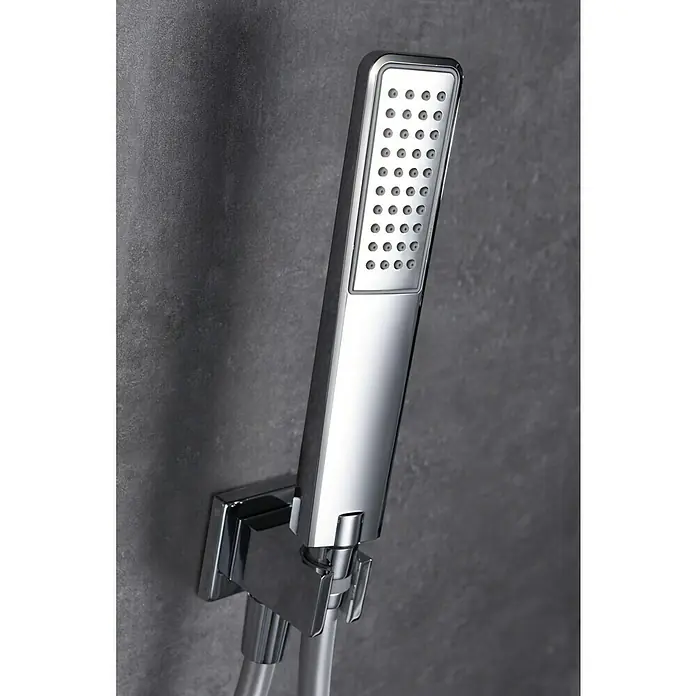 Imex Suecia Sistema de ducha empotrado - Con grifo monomando, Cromo - Una elegante ducha cromada cuadrada montada en una pared gris, mostrando un diseño de baño moderno.