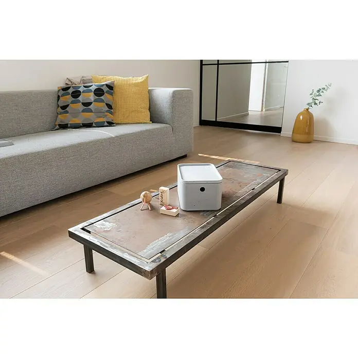Curver Aufbewahrungsbox Beton S - L x B x H: 24 x 17 x 12 cm, Material: Kunststoff, Beton - Einrichtungsszene mit grauem Sofa, dekorativen Kissen und einem industriellen Couchtisch mit einer hellgrauen Aufbewahrungsbox.