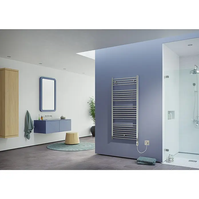 Ximax Elektro-Badheizkörper Typ 1 C1 - B x H: 600 x 1.264 mm - Modernes Badezimmer mit beheiztem Handtuchhalter an einer blauen Wand, neben einer begehbaren Dusche für warme und weiche Handtücher.